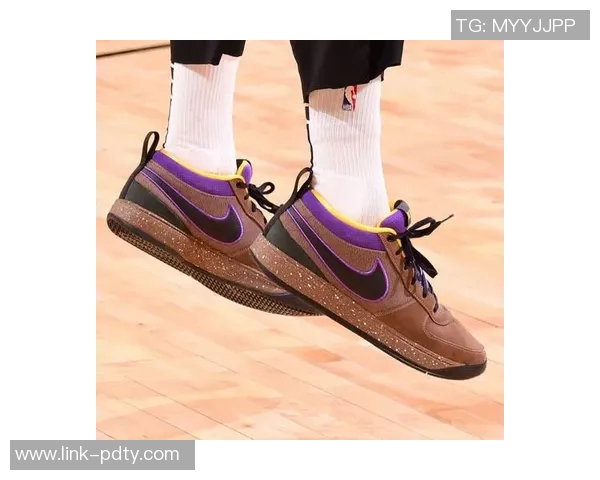 库里赛前训练穿上布克首款签名鞋Book1迎战太阳队展现默契配合